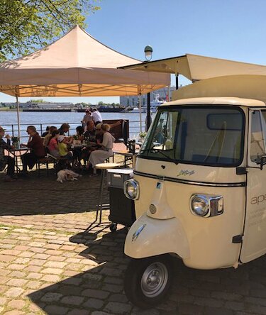 4x4m Faltpavillon in der Farbe Ecru als Street-Food Zelt im Einsatz mit 